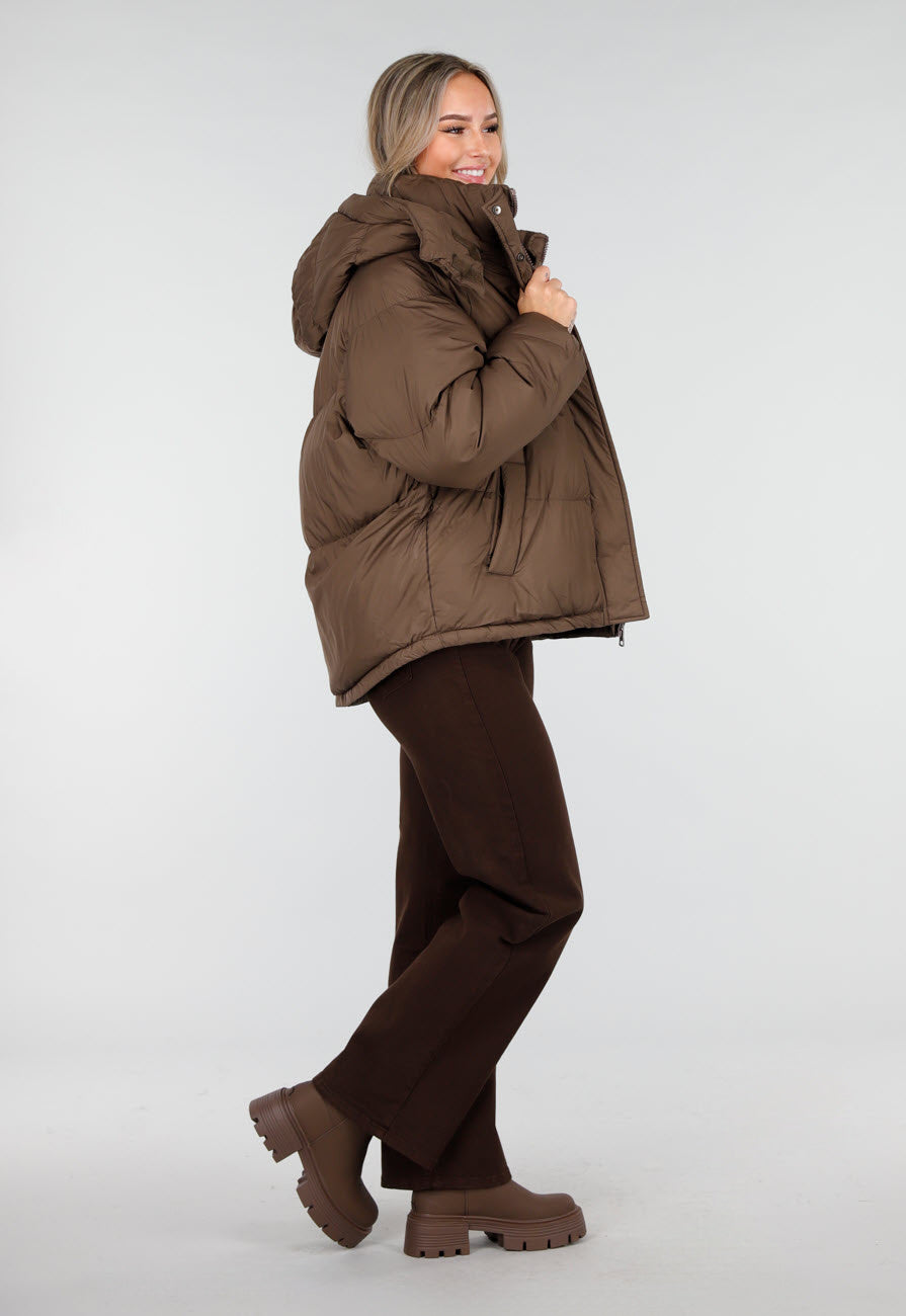 Bruine Puffer Jas met Hoge Kraag en Capuchon