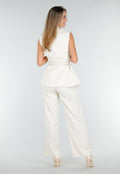 Witte Matchende Set met Mouwloze Top, Statement Riem en Wide Leg Broek