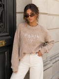 Beige Trui met Witte Tekstopdruk en Lange Mouwen