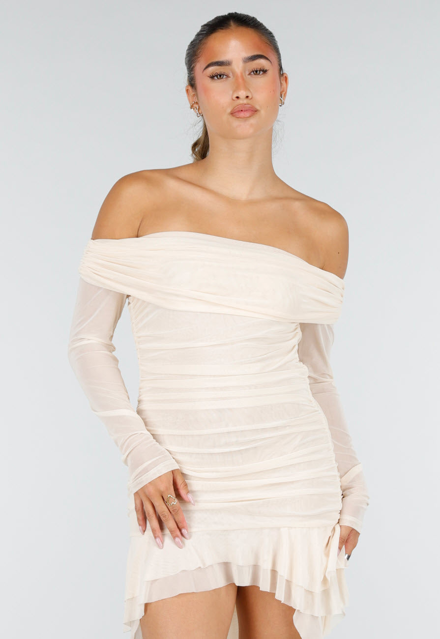 Beige Off Shoulder Mesh Jurk met Asymmetrische Zoom