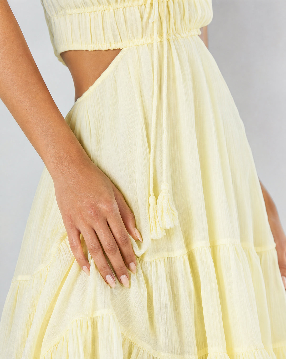 Gele Mousseline Midi Jurk met Open Rug en Volants