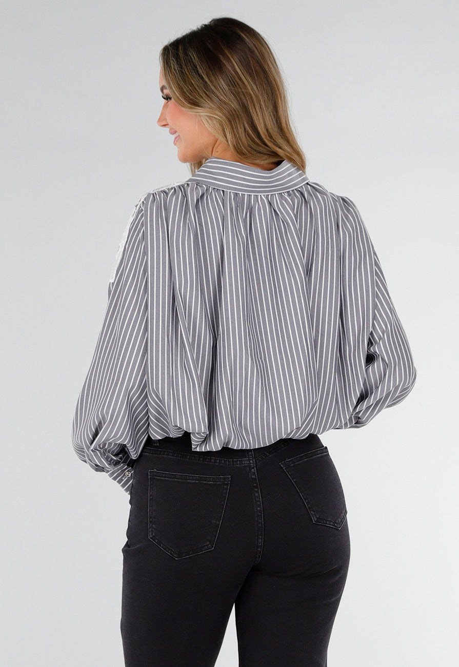Zwarte Gestreepte Blouse met Kant en Strass Knopen