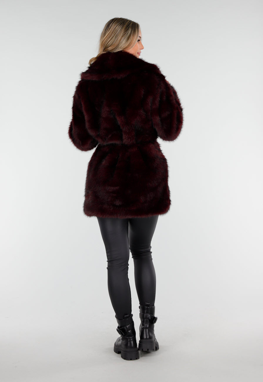 Bordeauxrode Faux Fur Jas met Ceintuur en Brede Kraag