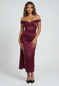 Bordeaux Off Shoulder Satijnen Maxi Jurk met Split en Drapering