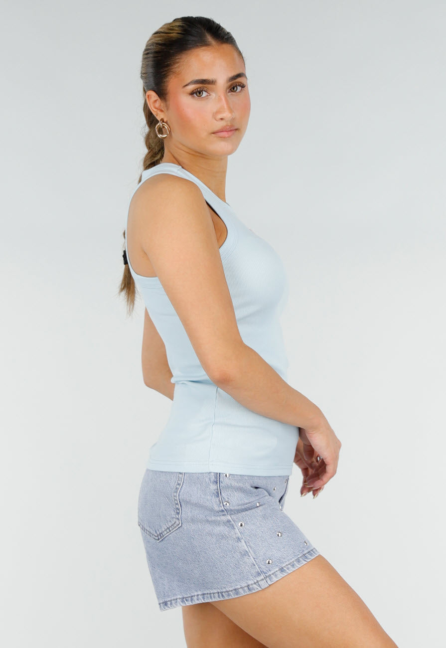 Lichtblauwe Rib Tanktop met Roze Tekst en Aansluitende Pasvorm