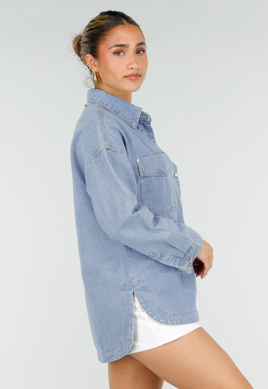 Lichtblauwe Denim Blouse met Lange Mouwen en Borstzakken