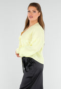 Butter Yellow Knoopblouse met Hartvormige Broderiezakken en Striksluiting