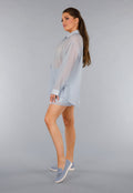 Blauwe Tweedelige Set met Doorschijnende Blouse en Elastische Short
