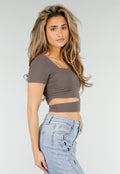 Taupe Cropped Sport Top met Korte Mouwen en Wrap Detail