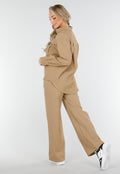 Camel Set met Blouse met Gouden Knopen en Straight Leg Broek