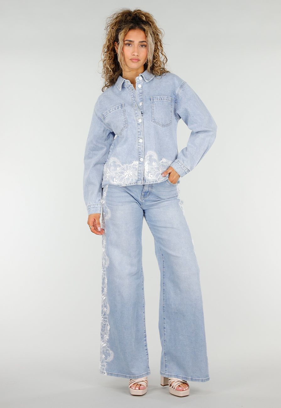 Lichtblauwe Denim Blouse met Kant en Knopen
