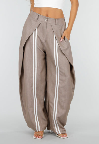 Taupe Wijde Pantalon met Witte Strepen en Overslag aan Voorzijde