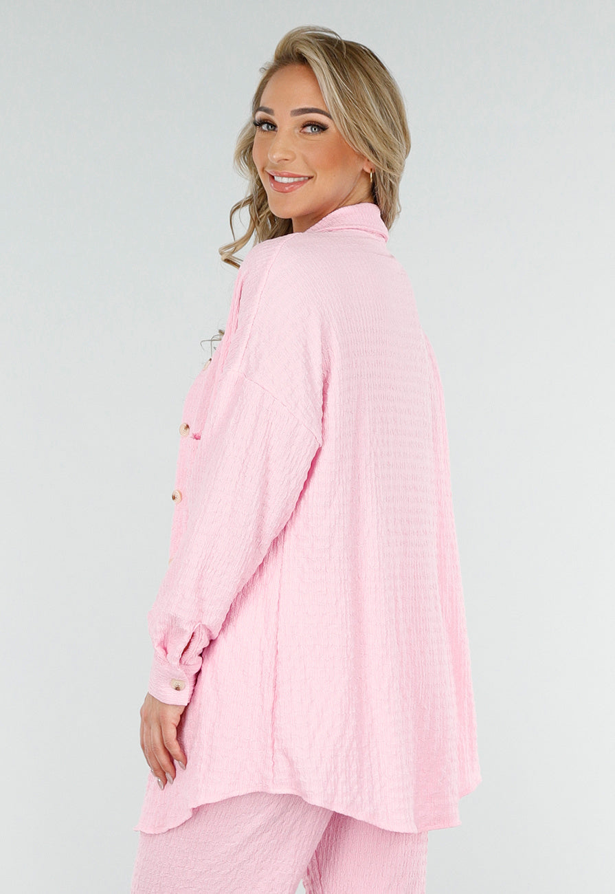 Lichtroze Crinkle Stretch Set met Rechte Broek en Doorknoop Blouse van Luchtige Stof