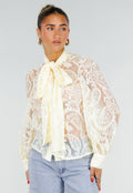 Lichtgele Transparante Kanten Blouse met Strikkraag en Lange Mouwen