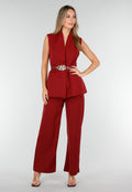 Bordeaux Matchende Set met Mouwloze Top, Statement Riem en Wide Leg Broek