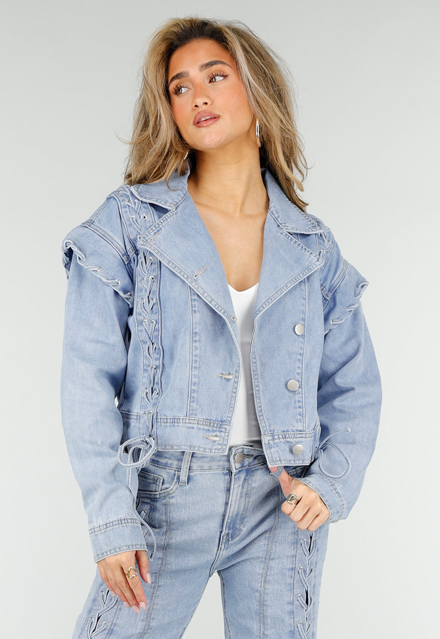 Lichtblauw Denim Jasje met Veterdetails en Ruffle Schouders