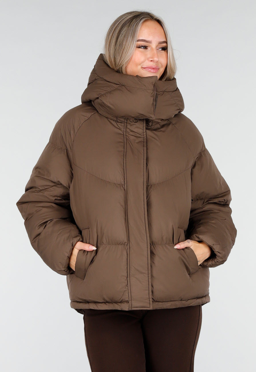Bruine Puffer Jas met Hoge Kraag en Capuchon