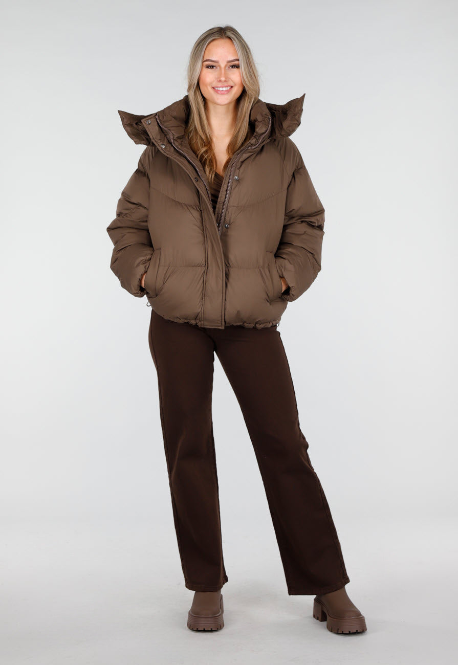 Bruine Puffer Jas met Hoge Kraag en Capuchon