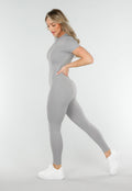 Getailleerde Grijze Stretch Sport Jumpsuit met Korte Mouwen en Ritssluiting