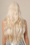 As Blonde Golvende Pruik met Pony