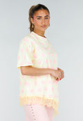 Lichtgeel T-Shirt met Roze Stippen en Kant