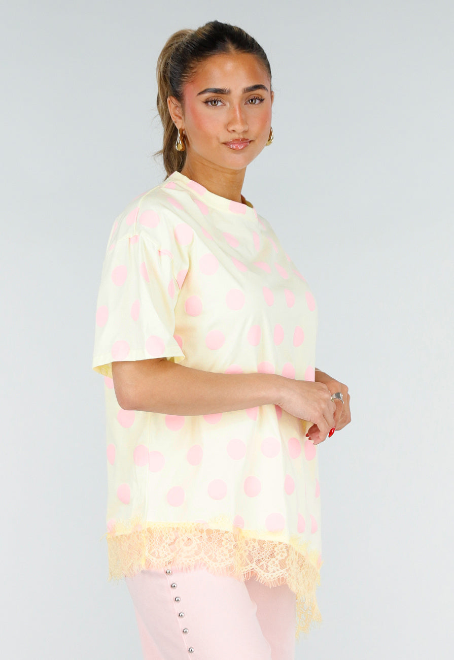 Lichtgeel T-Shirt met Roze Stippen en Kant