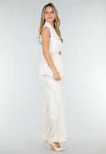 Witte Matchende Set met Mouwloze Top, Statement Riem en Wide Leg Broek
