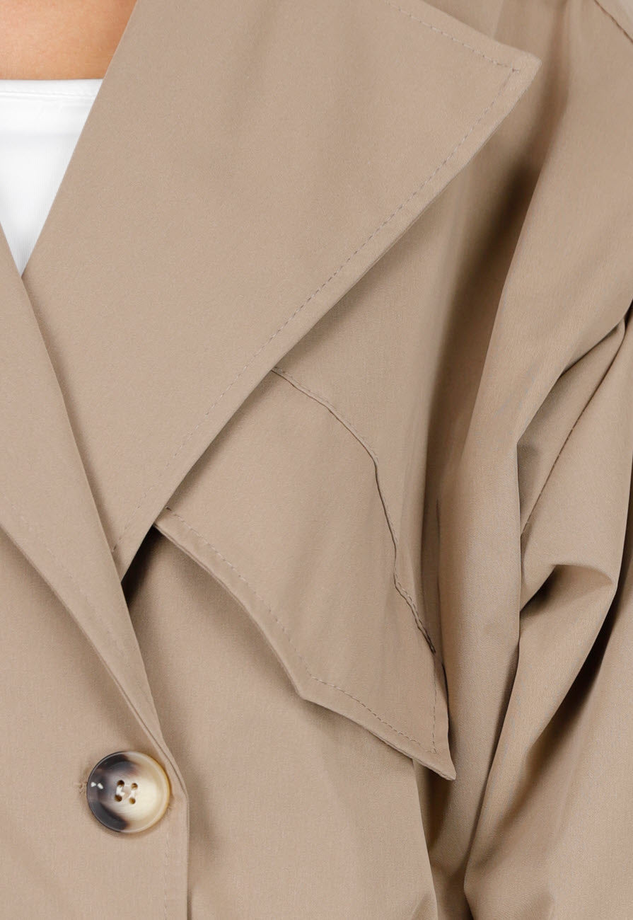 Korte Trench Coat in Camel met Pofmouwen en Knopen
