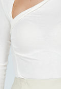 Crèmekleurige Top met Asymmetrische Halslijn en Plooidetail