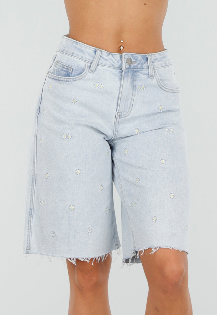 Lichtblauwe Denim Bermuda Short met Bloemenborduursel en Rechte Pijpen