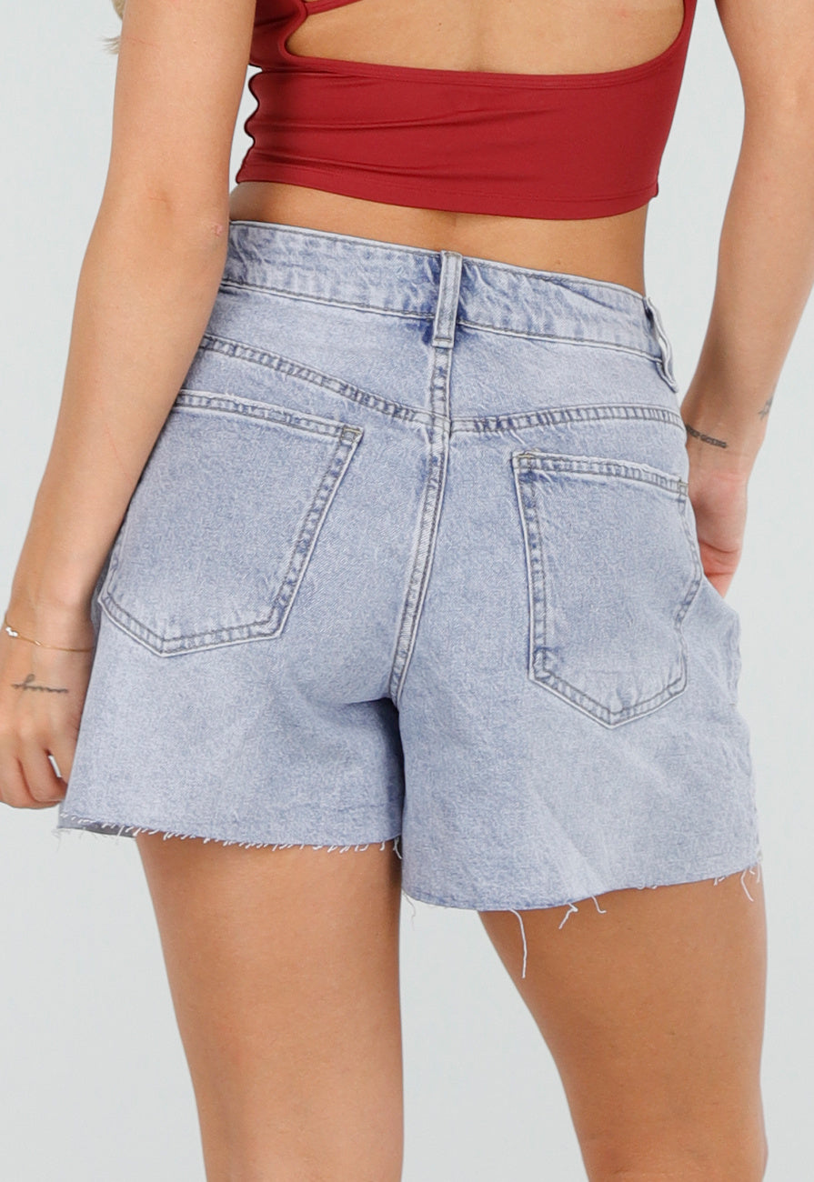 Lichtblauwe Denim Shorts met Gerafelde Zoom en Rechte Pasvorm