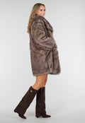 Taupe Faux Fur Jas met Oversized Kraag en Rechte Pasvorm
