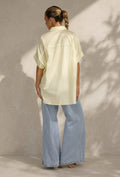 Lichtgele Gestreepte Oversized Blouse met Kraag en Korte Mouwen