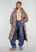 Taupe Lange Gewatteerde Puffer Winterjas met Capuchon en Zakken