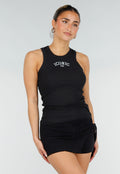 Zwarte Rib High Neck Top met Blauwe Tekst en Aansluitende Pasvorm