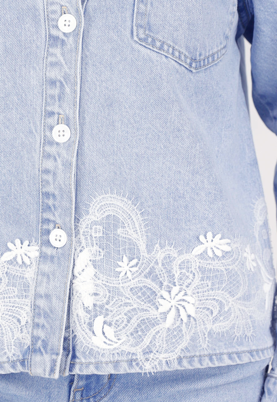 Lichtblauwe Denim Blouse met Kant en Knopen