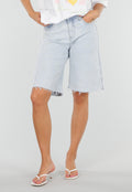 Lichtblauwe Denim Bermuda Short met Bloemenborduursel en Rechte Pijpen