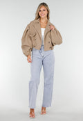 Korte Trench Coat in Camel met Pofmouwen en Knopen