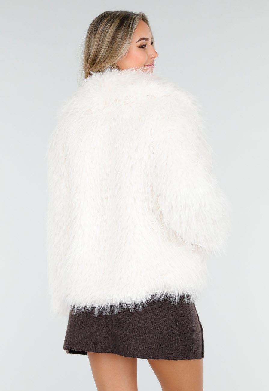 Witte Fluffy Jas met Lange Mouwen en Brede Kraag