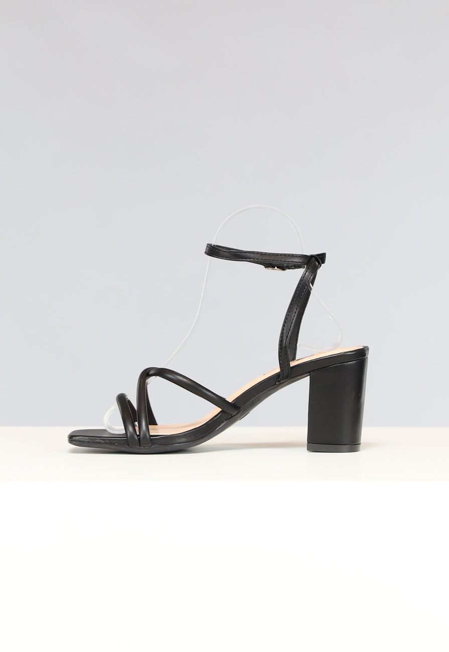 Lage Strappy Sandaletten in Zwart