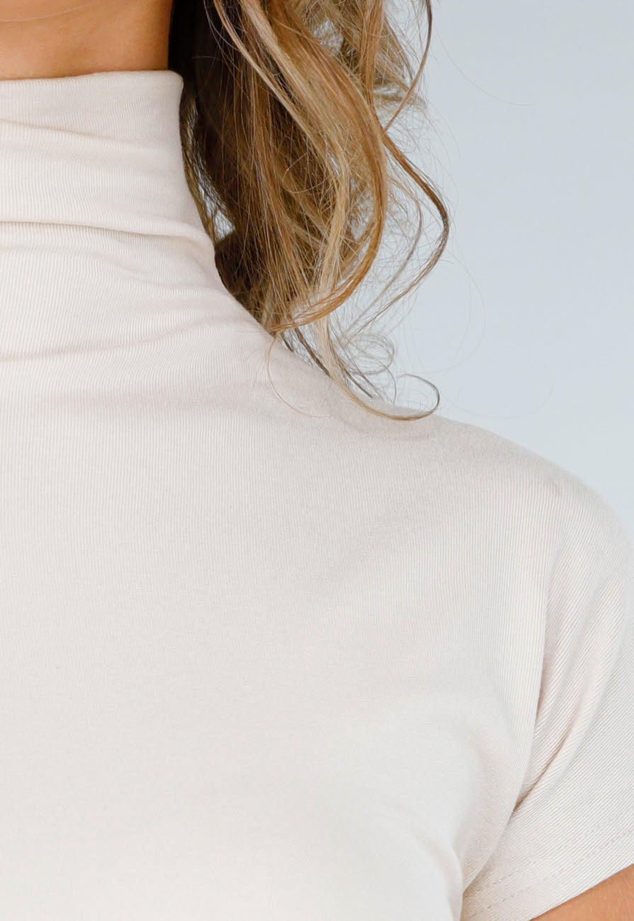 Beige Stretch Top met Col en Korte Mouwen