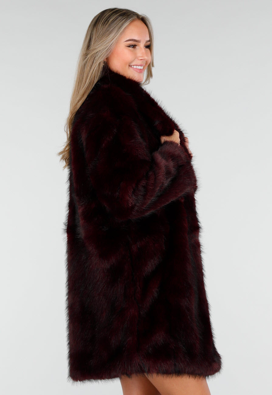 Donkerrode Faux Fur Jas met Brede Reverskraag