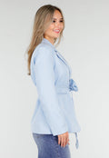 Lichtblauwe Blazer met Tailleceintuur en Stoffen Bloemdetail