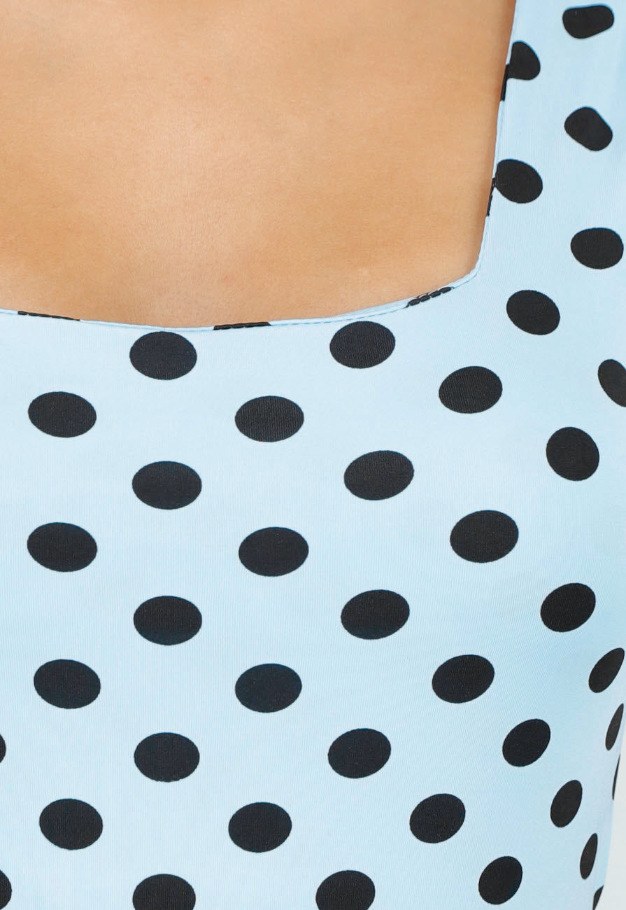 Lichtblauwe Body met Zwarte Polkadots en Vierkante Hals