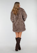 Taupe Faux Fur Jas met Oversized Kraag en Rechte Pasvorm