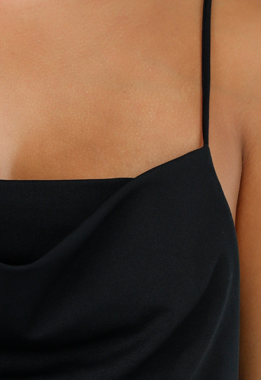 Zwarte Stretch Jurk Met Spaghettibandjes en Watervalhals