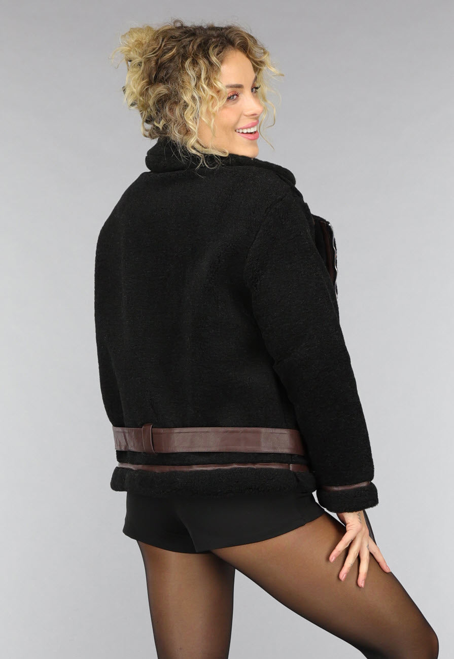 Zwarte Fluffy Jas met Bruine Gesp Details