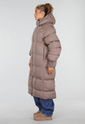 Taupe Lange Gewatteerde Puffer Winterjas met Capuchon en Zakken
