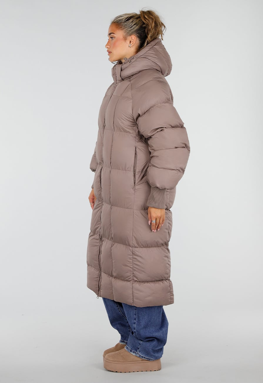 Taupe Lange Gewatteerde Puffer Winterjas met Capuchon en Zakken