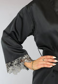 Zwarte Satijnen Kimono met Wijde Mouwen en Borduur Details